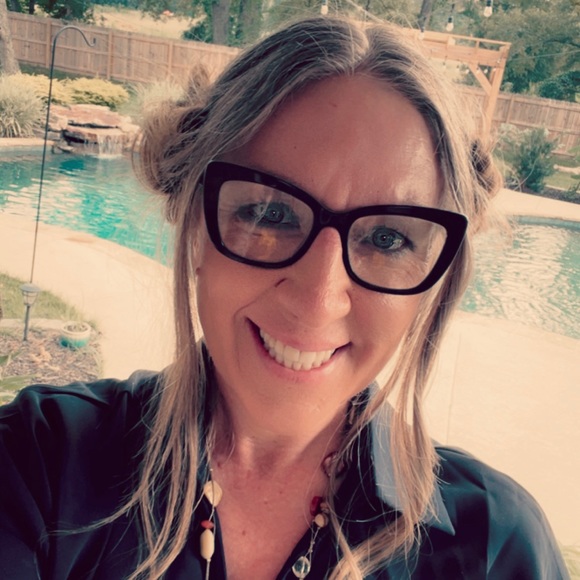 Meet your Posher, Lori - Picture 2 of 2